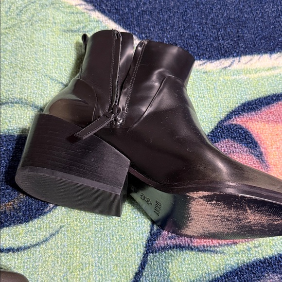 DKNY - Picture 2 of 4